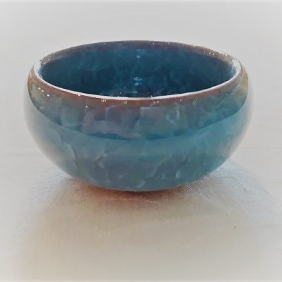 Lyseblå lille keramikskål med krakeleret glasur. - Forn Sidr